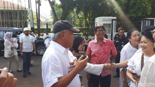 Pakai Kemeja Putih, Basuki Nyoblos Bareng Istri