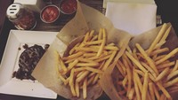 Wah, Karen ternyata suka makan pizza dan kentang goreng saat sedang merayakan sesuatu. Kali ini ia memesan pizza dalam rangka akhir syuting film Jumanji. Foto: Instagram karengillanofficial