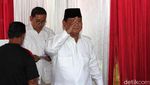 Jempol-Telunjuk Bertinta, Begini Gaya Prabowo Salam 2 Jari Usai Nyoblos