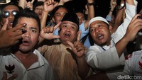 Mereka melakukan salam dua jari.