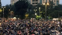 Di area parkir, kondisi sepeda motor sangat padat hingga berdempetan satu sama lain. Bahkan ada yang dipaksakan parkir paralel. Saking padatnya, pengunjung sampai kesulitan mengeluarkan sepeda motornya.
