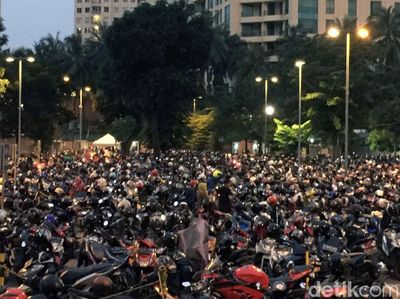 Ramainya Parkiran Mal saat Diskon Klingking Ungu