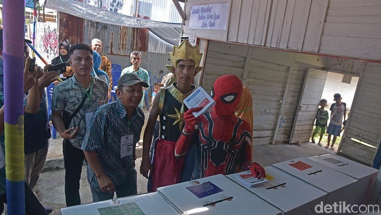 Gatot Kaca dan Spiderman Ikut Nyoblos di Pekanbaru Gatot Kaca dan Spiderman Ikut Nyoblos di Pekanbaru