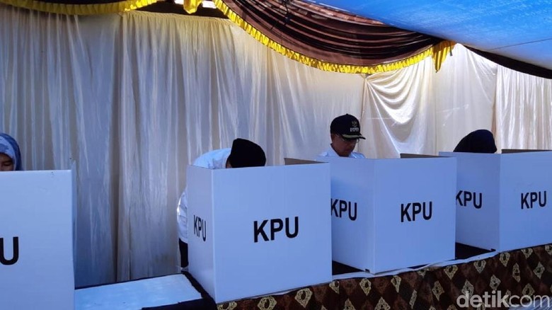 Gegara Surat Suara Tertukar, Pencoblosan di Cianjur Molor 2 Jam Gegara Surat Suara Tertukar, Pencoblosan di Cianjur Molor 2 Jam