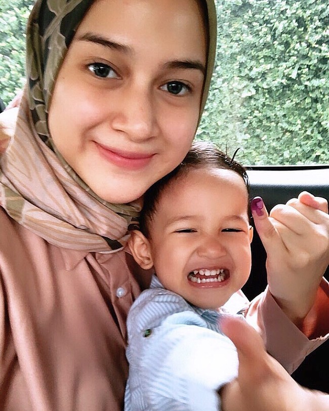 Datang bersama putrinya, Nina Zatulini memilih tampilan kasual dengan kemeja berwarna beige dan hijab motif. Artis yang mengaku senang memakai celana jeans ini terlihat simple dengan paduan warna harmonis. Foto: Instagram