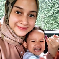 Datang bersama putrinya, Nina Zatulini memilih tampilan kasual dengan kemeja berwarna beige dan hijab motif. Artis yang mengaku senang memakai celana jeans ini terlihat simple dengan paduan warna harmonis. Foto: Instagram