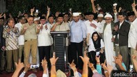 Prabowo dalam jumpa pers didampingi Ketua Majelis Syuro PKS Salim Segaf Al-Jufri, Sekjen PKS Mustafa Kamal, Eggi Sudjana, Yusuf Martak, serta Rahmawati Soekarnoputri. Sandiaga Uno tak terlihat dalam jumpa pers itu.