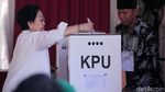 Berbaju Putih, Megawati dan Keluarga Kompak Pamer Kelingking Bertinta