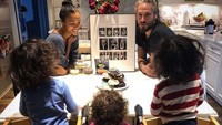 Meski terlihat masih cantik, Zoe sudah memiliki tiga orang anak. Begini keluarga kecilnya saat merayakan ulang tahun sang suami. Hanya ada tumpukan donat manis di hadapan mereka. Foto: Instagram zoesaldana