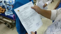 Terjadi kesalahpahaman di mana pasien dan keluarganya mengira bahwa KTP elektronik saja sudah cukup untuk syarat mencoblos. (Foto: Firdaus Anwar/detikHealth)