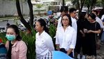 Menteri Rini Semringah Banget Saat Nyoblos