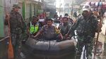 Pakai Perahu ke TPS, Warga Bandung Korban Banjir Antusias Mencoblos
