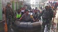 Warga datang ke TPS di Kampung Cijagra, Desa Bojongsoang, Kabupaten Bandung, dengan menggunakan perahu karet.