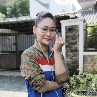 Datang ke TPS, Inul Daratista tampil cetar dengan jaket Gucci dan celana jeans.  Foto: Hanif Hawari/ detikHOT