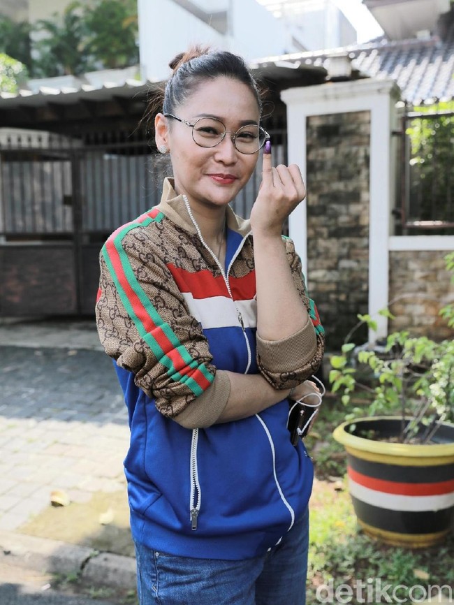 Datang ke TPS, Inul Daratista tampil cetar dengan jaket Gucci dan celana jeans.  Foto: Hanif Hawari/ detikHOT