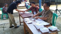 Warga terus berdatangan untuk mencoblos. Di TPS ini jumlah daftar pemilih sebanyak 219 orang.