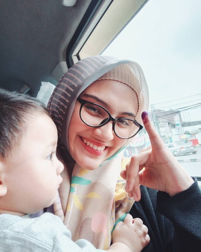 Zeezee Shahab memilih hijab voile bermotif untuk mencoblos pilihannya di TPS. Hijab berbahan voile ini sangat nyaman dipakai dan dibentuk. Sebuah pilihan yang tepat untuk ibu muda agar untuk menghemat waktu. Foto: Instagram