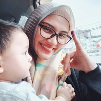 Zeezee Shahab memilih hijab voile bermotif untuk mencoblos pilihannya di TPS. Hijab berbahan voile ini sangat nyaman dipakai dan dibentuk. Sebuah pilihan yang tepat untuk ibu muda agar untuk menghemat waktu. Foto: Instagram