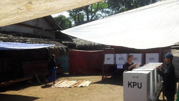 Warga mendatangi 27 TPS di kawasan adat Baduy.