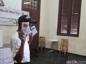 Grogi Diliput Wartawan Saat Nyoblos, Pengidap Gangguan Jiwa Tersipu Malu