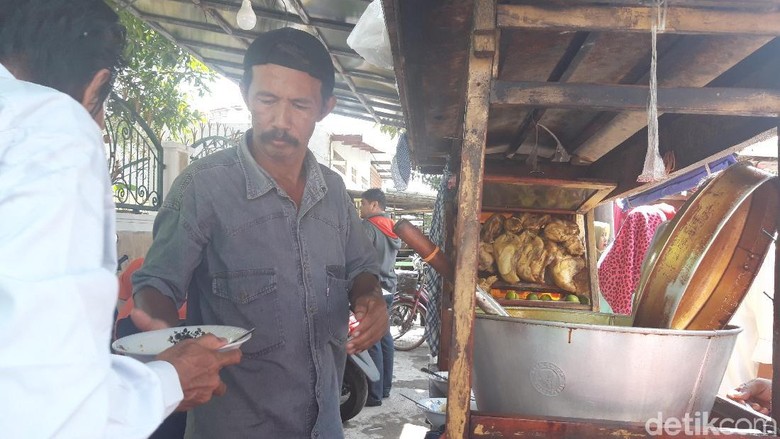 Warga yang Telah Nyoblos Ditraktir Khofifah Soto Langganan Warga yang Telah Nyoblos Ditraktir Khofifah Soto Langganan