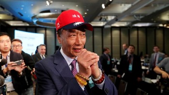 Beruntunglah Terry Gou. Ia menikah dengan wanita Taiwan bernama Serena Lin, yang keluarganya lumayan makmur. Inilah awal kesuksesannya. Pada tahun 1974, Terry ingin mencoba peruntungan di bidang bisnis. Ia pun meminjam uang pada mertuanya senilai USD 7.500, jumlah yang cukup besar kala itu. Dengan modal itulah, lahirlah perusahaan Hon Hai, yang nantinya menjadi induk pabrik Foxconn.Foto: Reuters