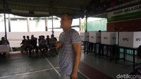 Usai nyoblos, Saipul Jamil kembali mengembangkan senyumnya. Semringah banget bang Ipul! Foto: Devi Setya/detikcom
