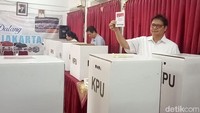Airlangga Hartarto juga menyampaikan alasan dirinya datang ke TPS berbaju putih. Menurutnya, baju kuning, yang identik dengan warna Partai Golkar, baru akan dipakai saat nobar quick count nanti. Herdi Alif AL Hikam/detikcom.