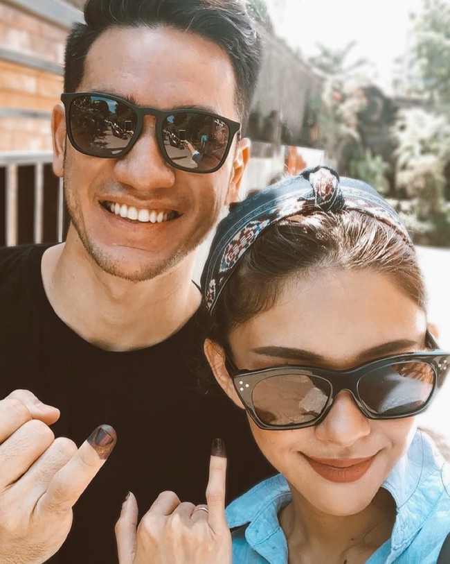 NO GOLPUT! Untuk Indonesia kami tercinta, begitu keterangan foto Nana Mirdad di Instagramnya. Saat nyoblos, Nana terlihat tampil dengan kemeja dan menggunakan bandana serta sunglasses.  Foto: Instagram