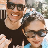 NO GOLPUT! Untuk Indonesia kami tercinta, begitu keterangan foto Nana Mirdad di Instagramnya. Saat nyoblos, Nana terlihat tampil dengan kemeja dan menggunakan bandana serta sunglasses.  Foto: Instagram