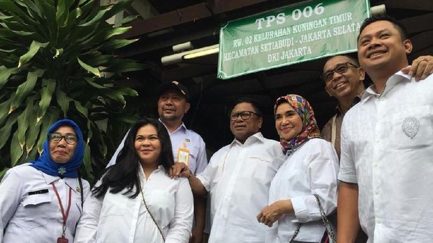 Nyoblos Bareng Keluarga, OSO Prediksi Kemenangan Jokowi Capai 60%