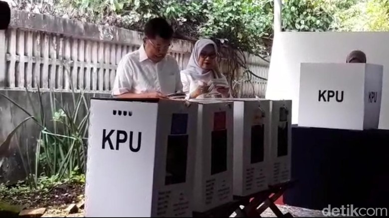 Istri JK Sempat Bingung Saat Memasukkan Surat Suara ke Kotak Istri JK Sempat Bingung Saat Memasukkan Surat Suara ke Kotak