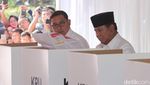Jempol-Telunjuk Bertinta, Begini Gaya Prabowo Salam 2 Jari Usai Nyoblos