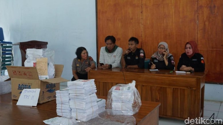 Banyak Surat Suara Tertukar di Pekalongan, Pencoblosan Disetop Sementara Banyak Surat Suara Tertukar di Pekalongan, Pencoblosan Disetop Sementara