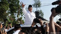 Prabowo menunjukkan jari jempol dan telunjuk yang telah dicelupkan ke tinta.