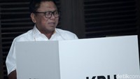 Ketum Hanura ini berharap Jokowi-Maruf menang di TPS nya. OSO pun memprediksi pasangan nomor urut 01 itu bisa memenangkan Pemilu 2019 di atas perolehan 60%.
