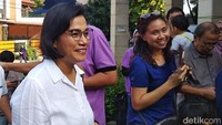 Menteri Keuangan Sri Mulyani Indrawati menggunakan hak pilihnya di TPS 077 RT 02/10, Jalan Mandar Sektor 3A, Bintaro Jaya, Tangerang Selatan, Banten. Hendra Kusuma/detikcom.