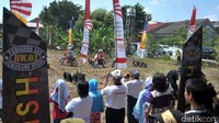Atraksi para anggota komunitas trail pun menghibur warga termasuk anak-anak yang tidak ikut nyoblos.