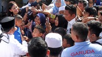 Prabowo juga sempat menggendong anak seorang warga.