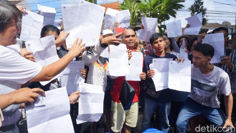 Puluhan Pemilik Form A5 di TPS Kuta Protes karena Belum Bisa Nyoblos Puluhan Pemilik Form A5 di TPS Kuta Protes karena Belum Bisa Nyoblos