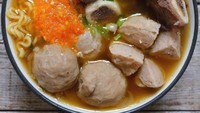 Sluurp! Mie ditutupi topping bakso, daging iga dan telur rebus. Dijamin puas dan kenyang! Foto: Instagram @indonesiafoodjourney