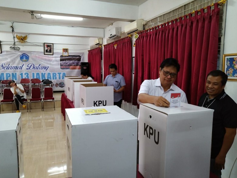 Pakai Baju Putih Saat Nyoblos, Airlangga: Baju Kuning Nanti Nobar Quick Count Pakai Baju Putih Saat Nyoblos, Airlangga: Baju Kuning Nanti Nobar Quick Count