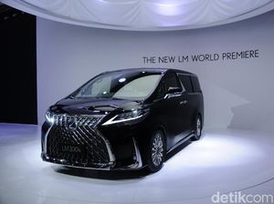 Hotman Paris Pamer Mobil Baru Lexus LM Berbadan Alphard