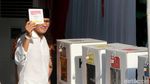 Gaya Salam Dua Jari Sandi dan Istri