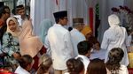 Gaya Sandiaga Uno Saat Antre Untuk Nyoblos