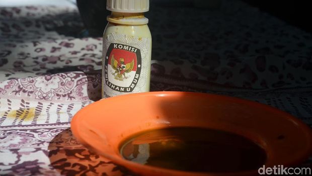Ada yang unik di Kampung Benda Kerep, Cirebon. Empat TPS di sana mengganti tinta pemilu dengan ekstrak kunyit berwarna kuning. Penasaran? Lihat yuk.