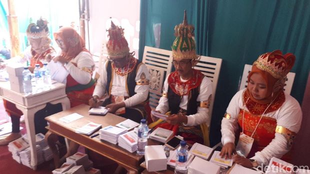 Panitia di TPS menggunakan atribut ala kerajaan/