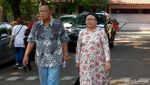 Gaya Santai Darmin Nyoblos Bareng Istri
