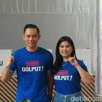 Annisa Pohan dan suaminya Agus Harimurti Yudhoyono tampil kompak dengan kaus biru. Pada kausnya tertulis Jangan Golput.  Foto: AHY nyoblos (Farih/detikcom)