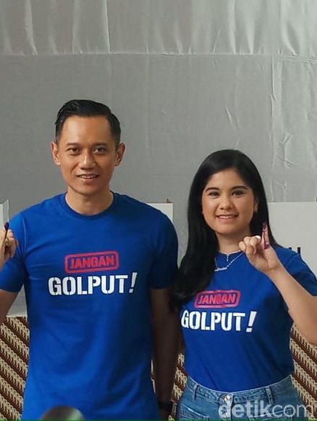 Annisa Pohan dan suaminya Agus Harimurti Yudhoyono tampil kompak dengan kaus biru. Pada kausnya tertulis Jangan Golput.  Foto: AHY nyoblos (Farih/detikcom)